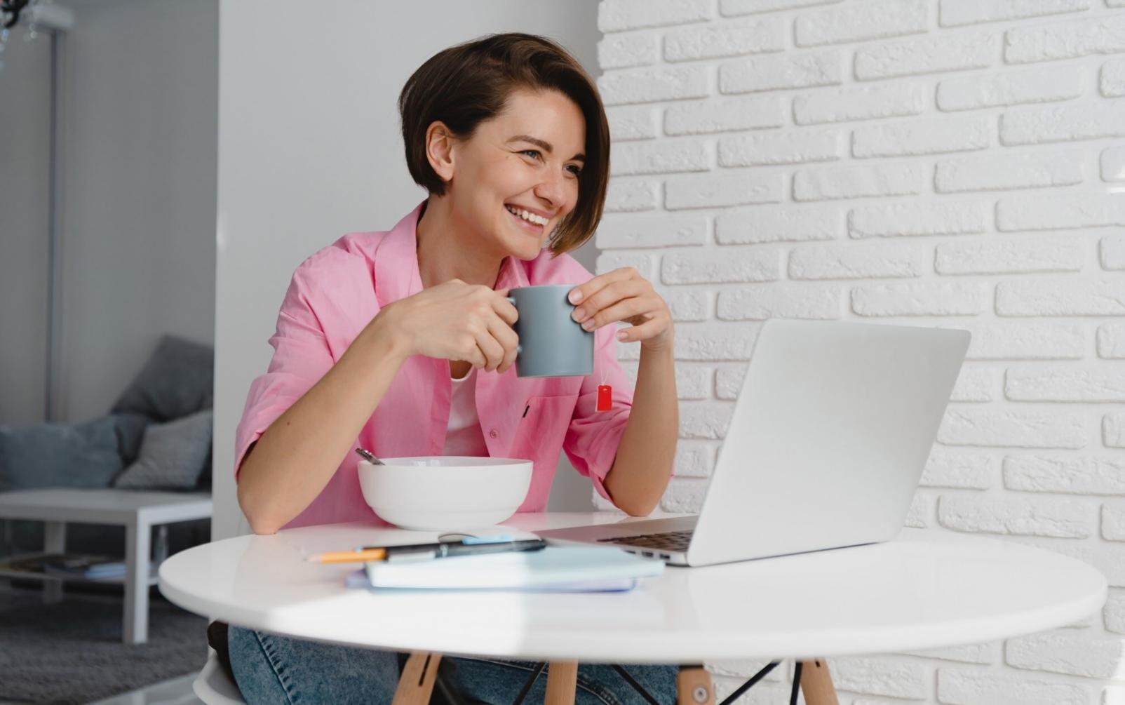 Professionnel travaillant sur des modèles financiers complexes