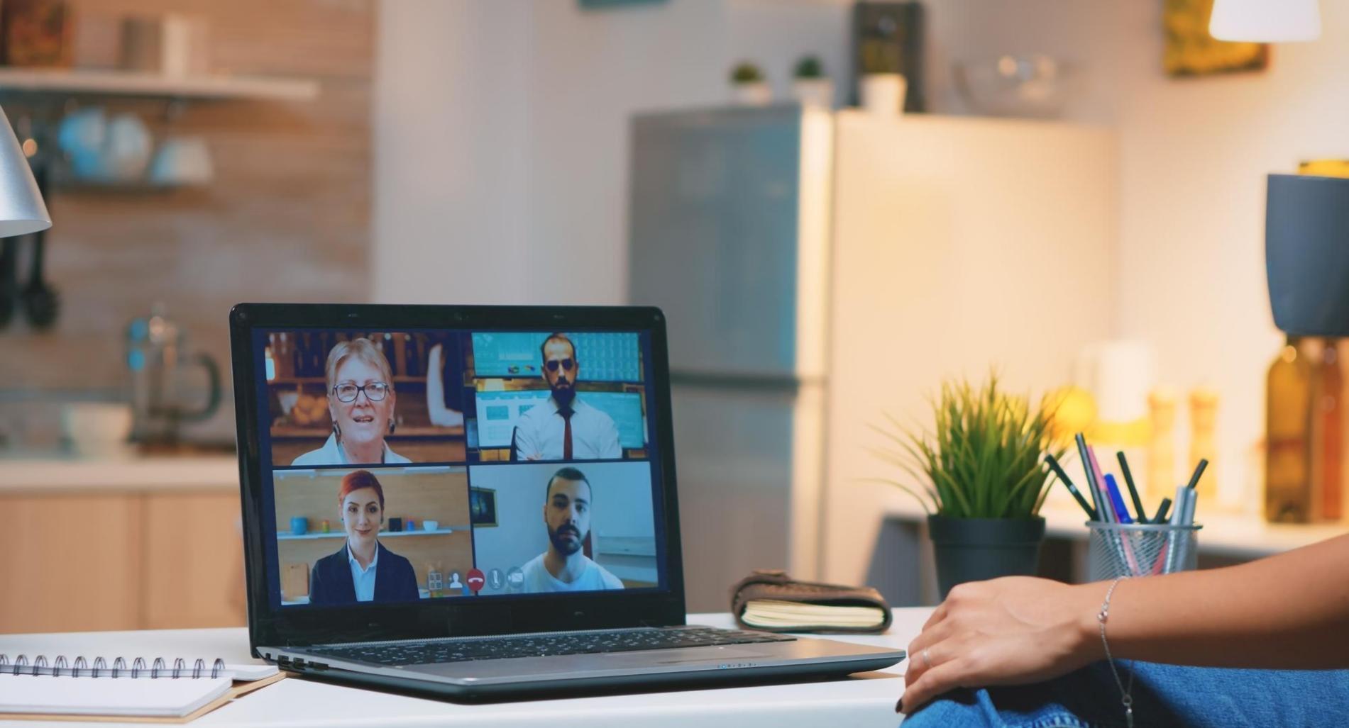 Écran d'ordinateur affichant des modèles financiers complexes et des graphiques d'analyse