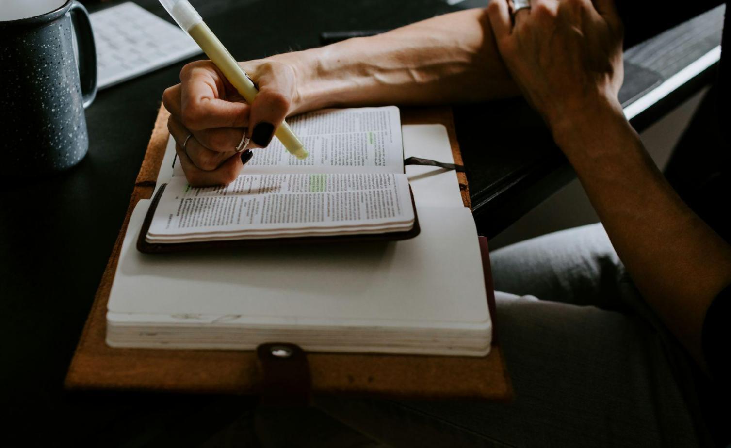 Étudiants travaillant sur des modèles financiers lors d'une session pratique