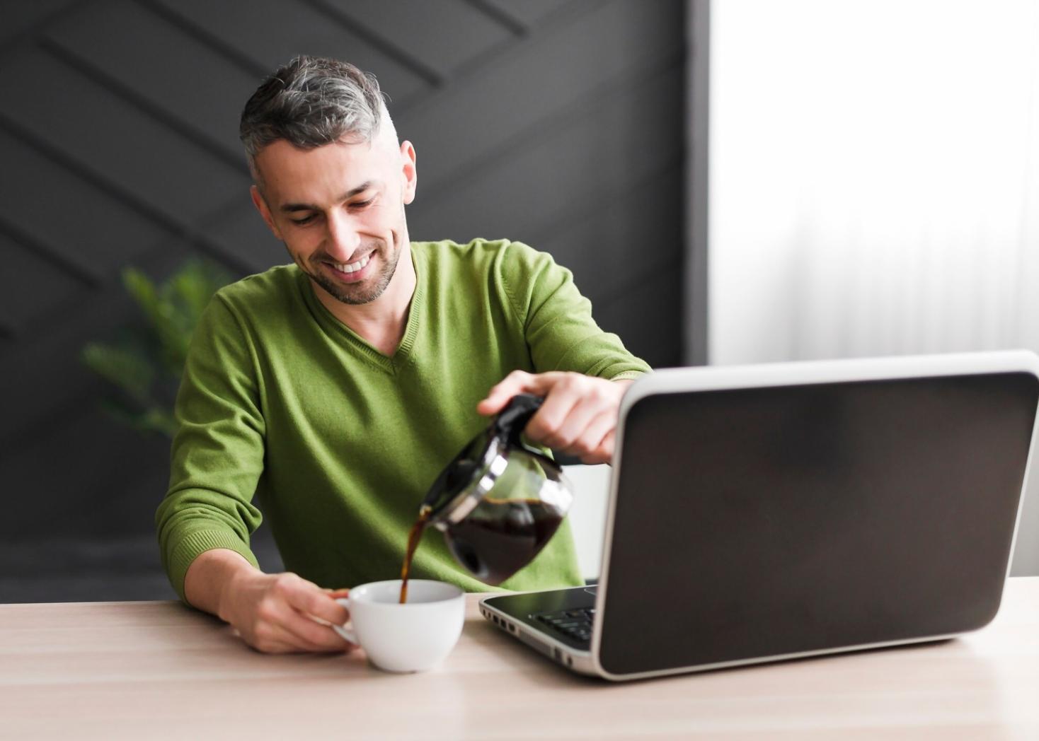 Équipe Jorentaravia travaillant sur des modèles financiers